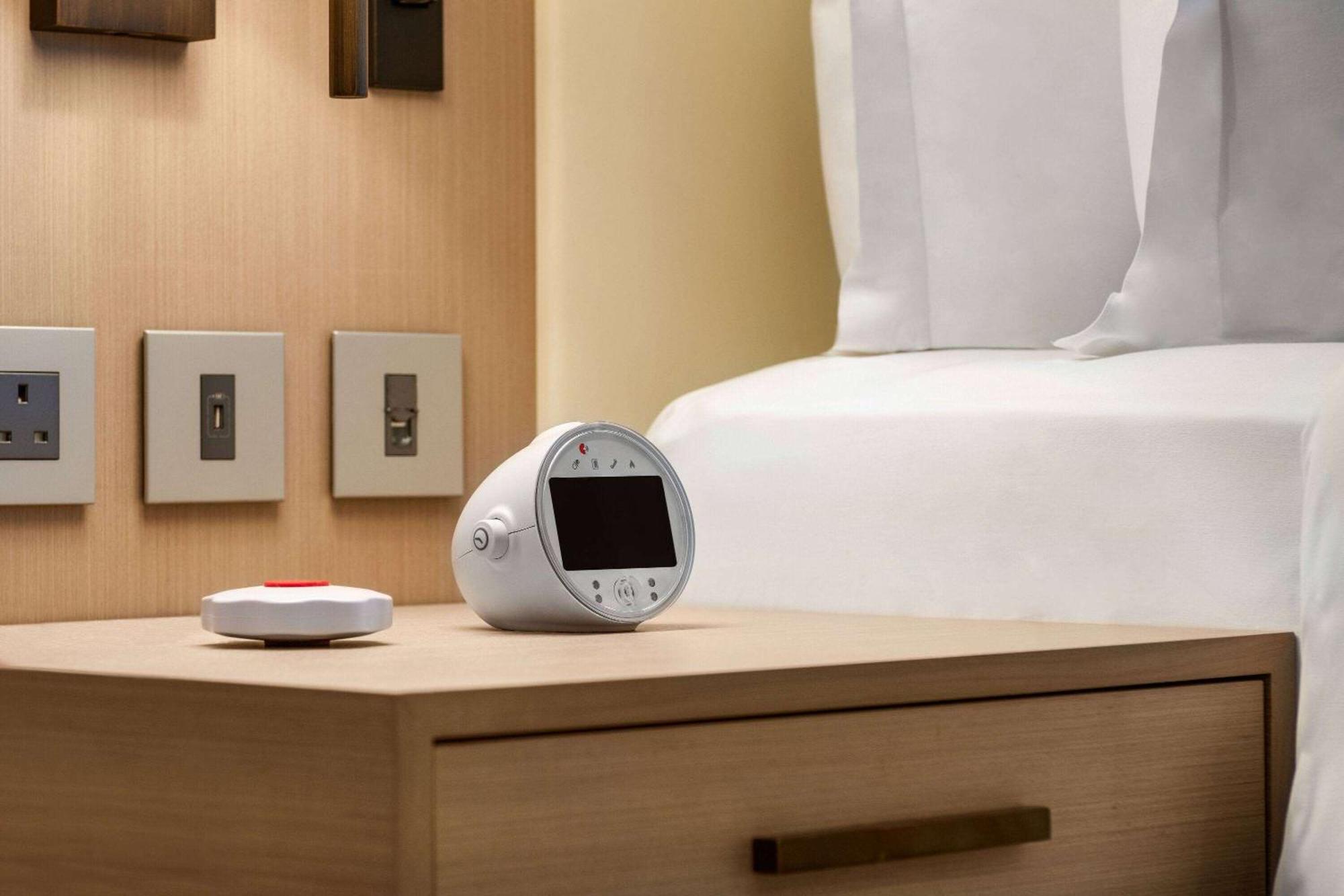 Ramada By Wyndham Riyadh King Fahd Road Ngoại thất bức ảnh A bedside alarm