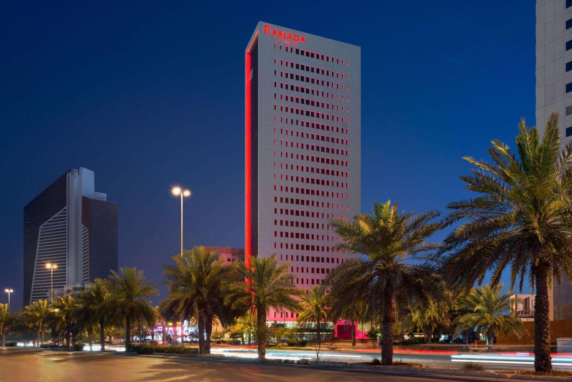Ramada By Wyndham Riyadh King Fahd Road Ngoại thất bức ảnh The hotel at night