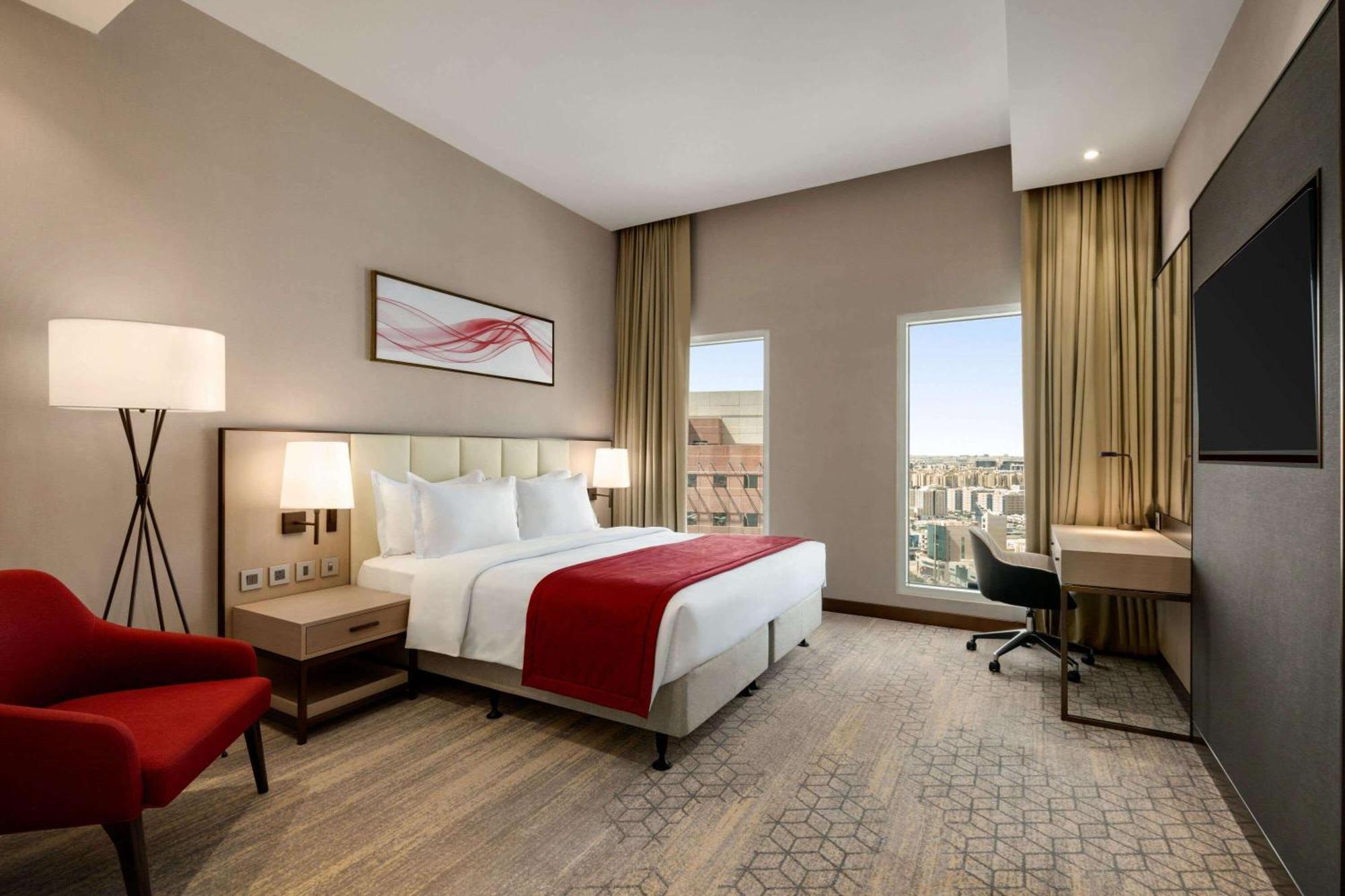 Ramada By Wyndham Riyadh King Fahd Road Ngoại thất bức ảnh A guest room at the Hilton Garden Inn, London Heathrow