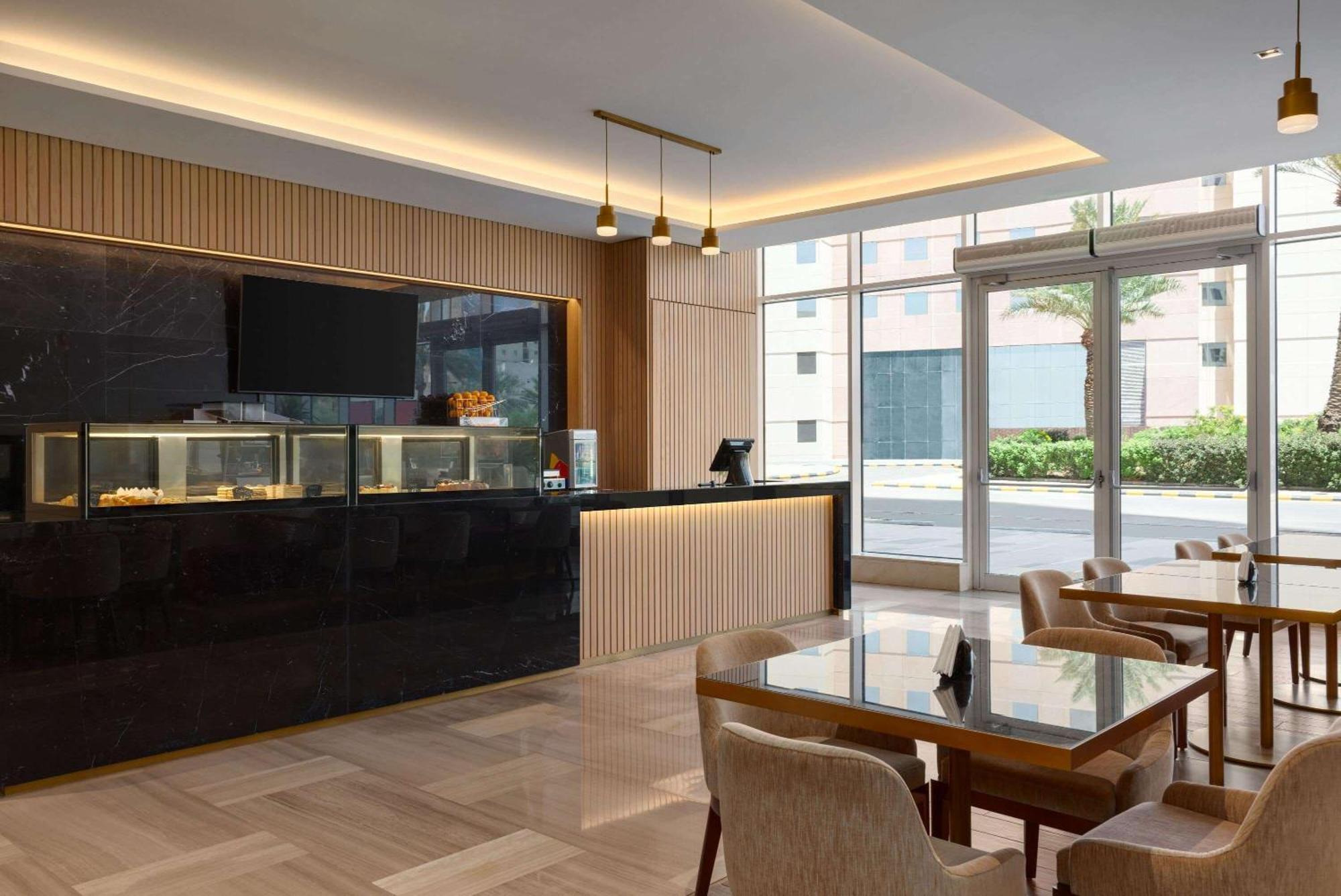 Ramada By Wyndham Riyadh King Fahd Road Ngoại thất bức ảnh The Lounge at KLIA