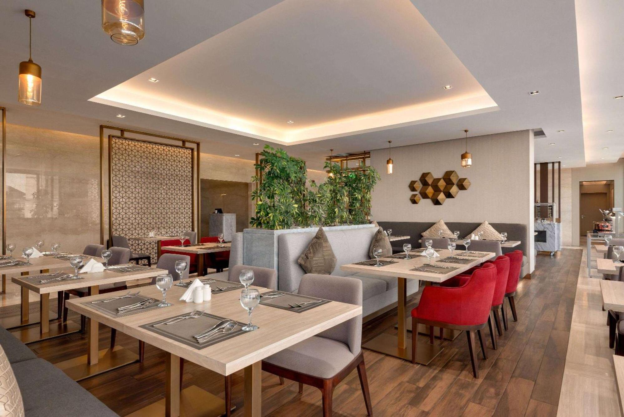 Ramada By Wyndham Riyadh King Fahd Road Ngoại thất bức ảnh The restaurant