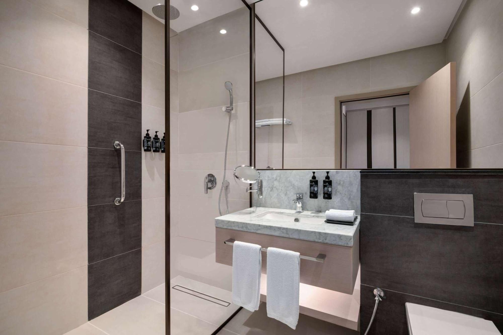 Ramada By Wyndham Riyadh King Fahd Road Ngoại thất bức ảnh Bathroom